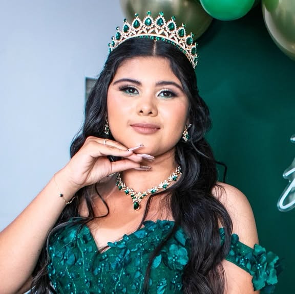 Featured Anatra quinceañera portrait